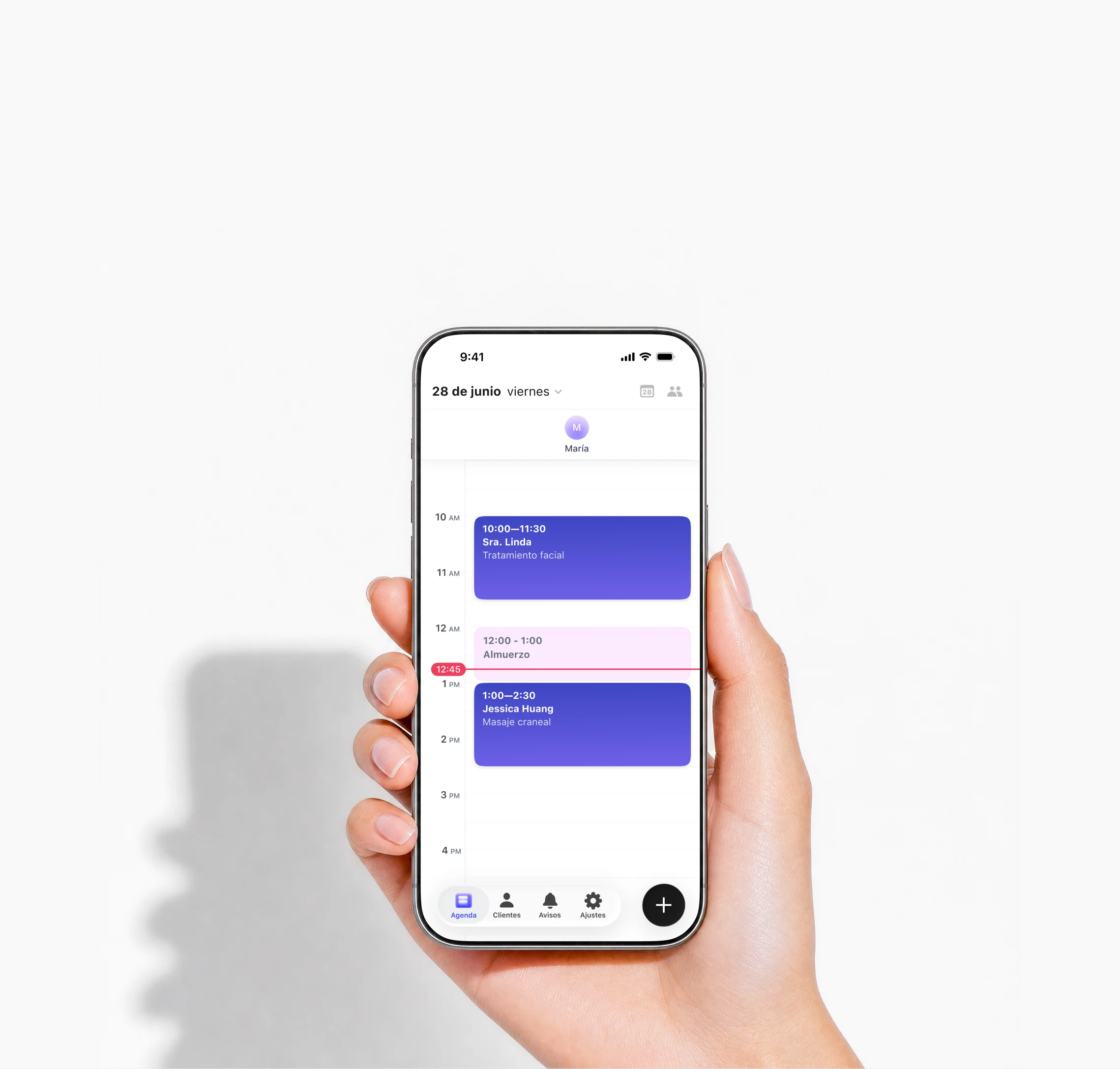 Agenda de Kaila en un teléfono con las citas, horarios y servicios del día