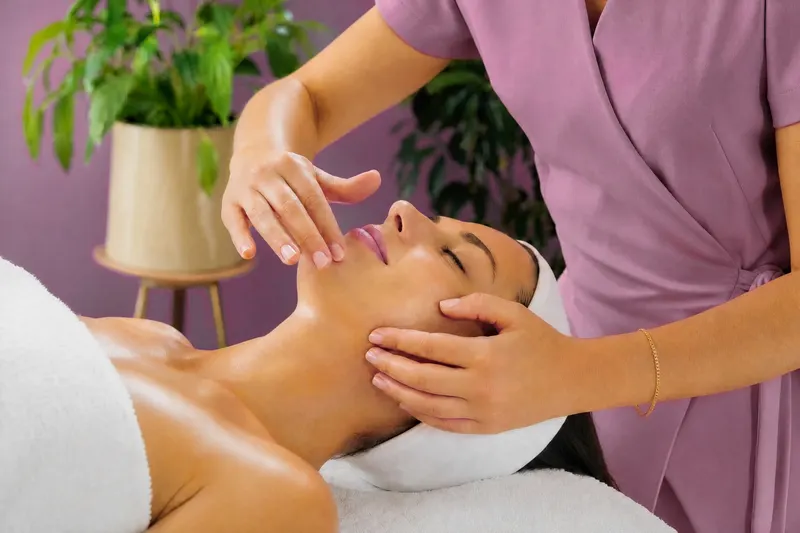 Una clienta disfruta de un tratamiento facial en Emily’s Salon & Spa
